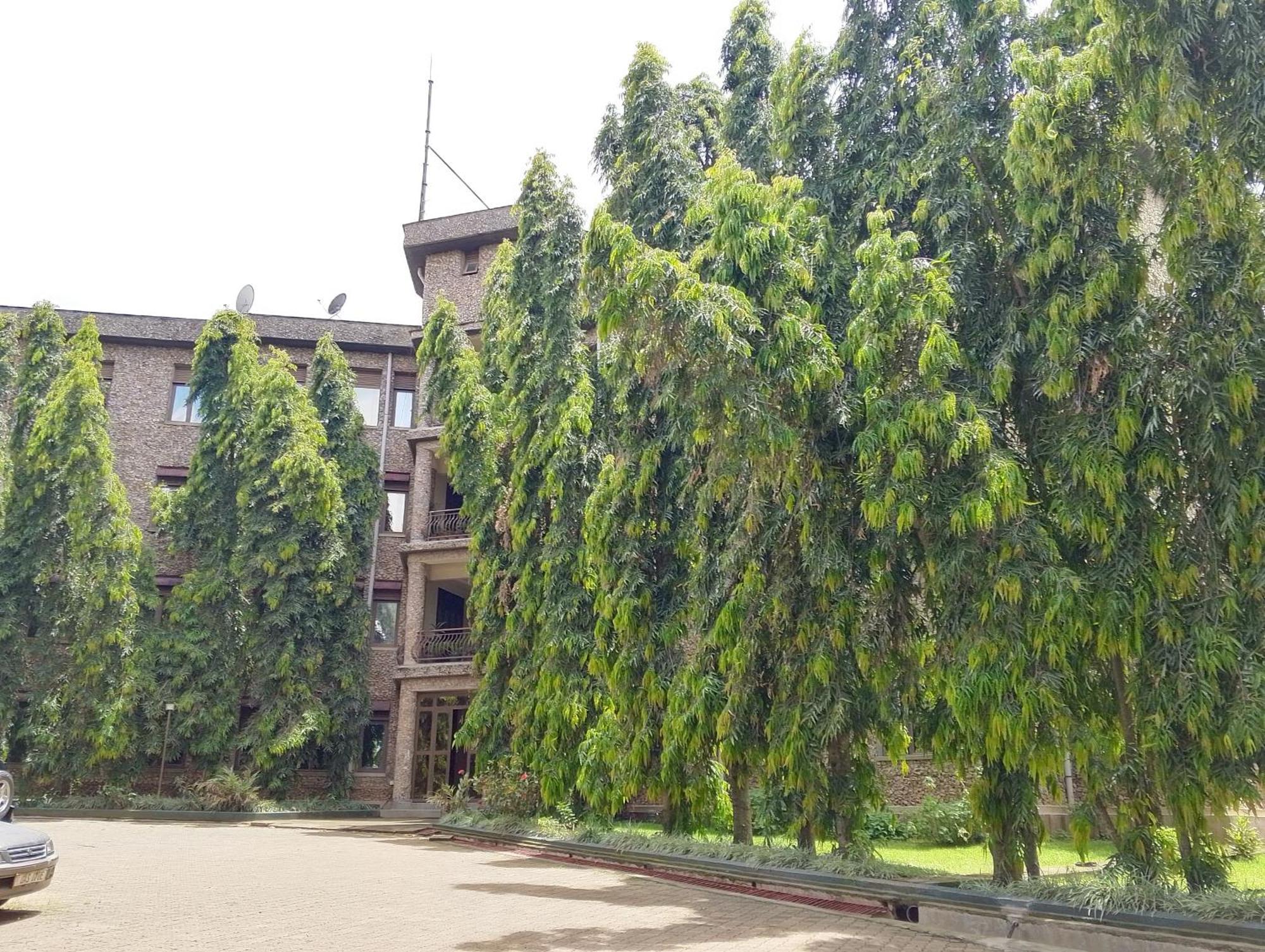 Discovery Courts Hotel 恩德培 外观 照片